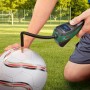 Bosch Easy Pump Akku-Druckluftpumpe beim Aufpumpen eines Balls auf einem Fußballfeld.