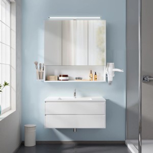 Weißer Songmics Spiegelschrank mit LED-Beleuchtung, Ablage und Fönhalter im Badezimmer.
