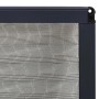 Nahaufnahme eines anthrazitfarbenen Aluminiumrahmens mit feinem, schwarzem Fiberglas-Insektenschutznetz. Plissee für Fenster.