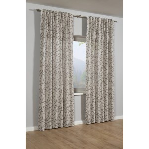 Blickdichter, taupefarbener Bennetti Schal mit Rankenmuster, 140x245 cm, als Fenstervorhang.