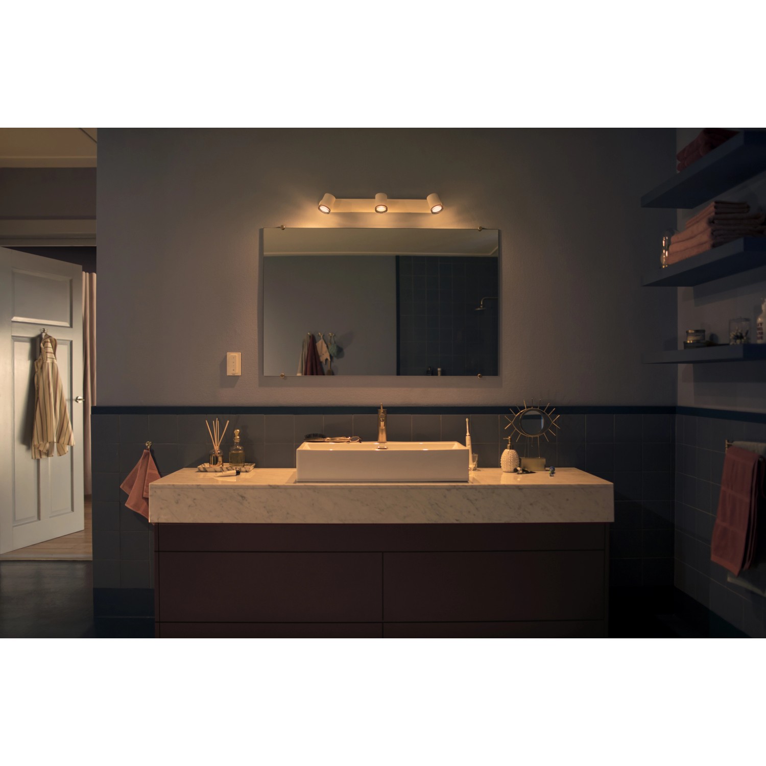 Philips Hue Adore Badleuchte mit 2 Spots, weiß, inkl. Dimmer für stimmungsvolles Licht.