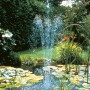 Ubbink Elimax 2500 Springbrunnenpumpe im Gartenteich mit Fontäne.