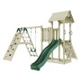 PolarPlay Spielturm Farö mit Schaukel, Kletterwand und grüner Rutsche aus Holz.