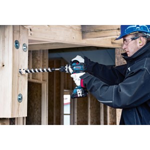 Handwerker bohrt mit Bosch Professional 18V Akku-Bohrschrauber in Holzbalken. Leistungsstarker Bohrschrauber für Bauarbeiten.