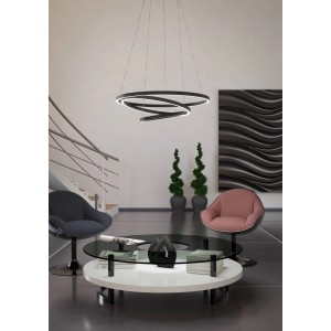 Moderne Eglo LED-Pendelleuchte Lobinero-Z, schwarz, mit drei Ringen im Wohnraum.