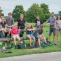 Gruppe mit Six Degrees Aluminium Scooter, hellblau, mit Klappmechanismus und Ständer im Park.