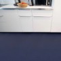 Blauer PVC-Bodenbelag Primaflor Expotop im Küchenbereich.