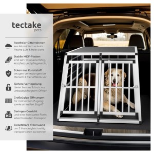 Schwarze Tectake Doppel-Hundetransportbox aus Aluminium mit Hund im Kofferraum.