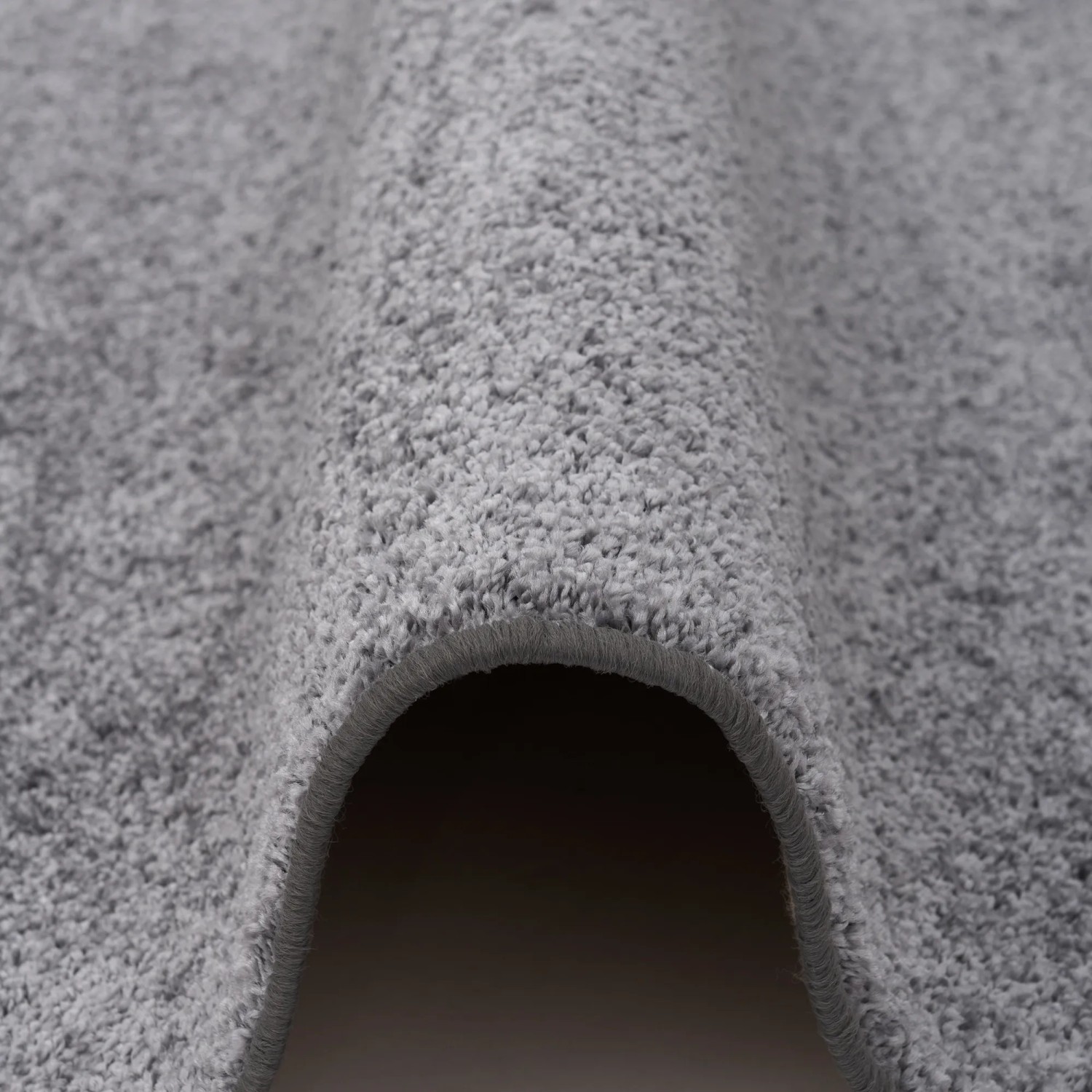 Detailansicht: Grauer, runder Snapstyle Hochflor Teppich Cottage, weicher Velours.