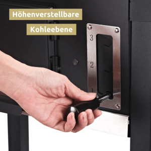Hand verstellt die Höhe der Kohleebene am Holzkohlegrill mit Deckel.