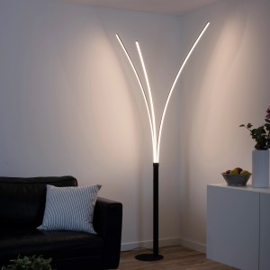 Moderne, schwarze LED Stehleuchte Maja (80x215cm) im Wohnzimmer.