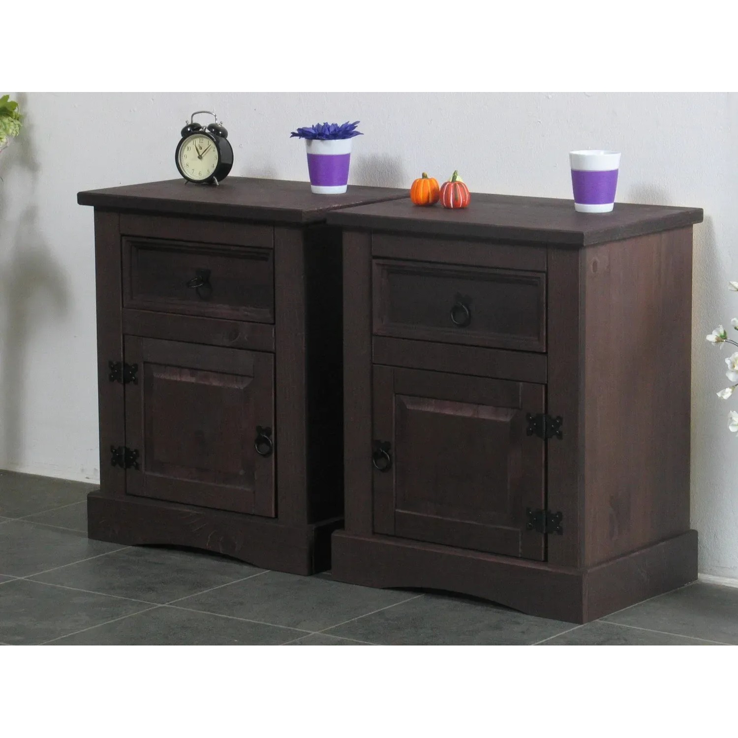 Zwei New Mexico Nachttische aus kolonial gebeiztem Kiefernholz mit Schublade und Tür.