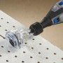 Dremel Kreissägenvorsatz 670 im Einsatz: Miniaturwerkzeug-Zubehör für präzise Schnitte in Holz.