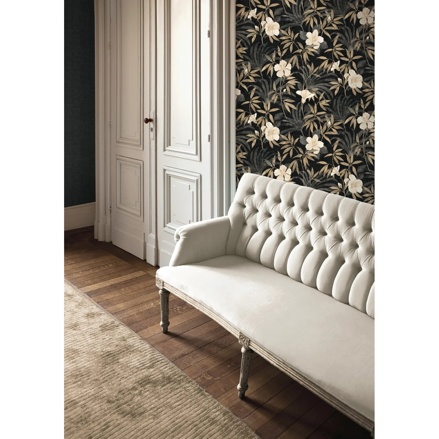 Vliestapete mit Dschungelblumenmuster in Braun und Grau. Dekorative Tapete für Wohnräume.