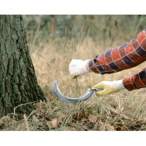 Anwendung der LUX Rundsichel: Eine Person schneidet Gras mit der Sichel am Baum.