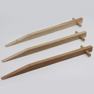 Drei Aquagart Erdanker aus Buchenholz für Teichfolien und zur Befestigung im Garten.