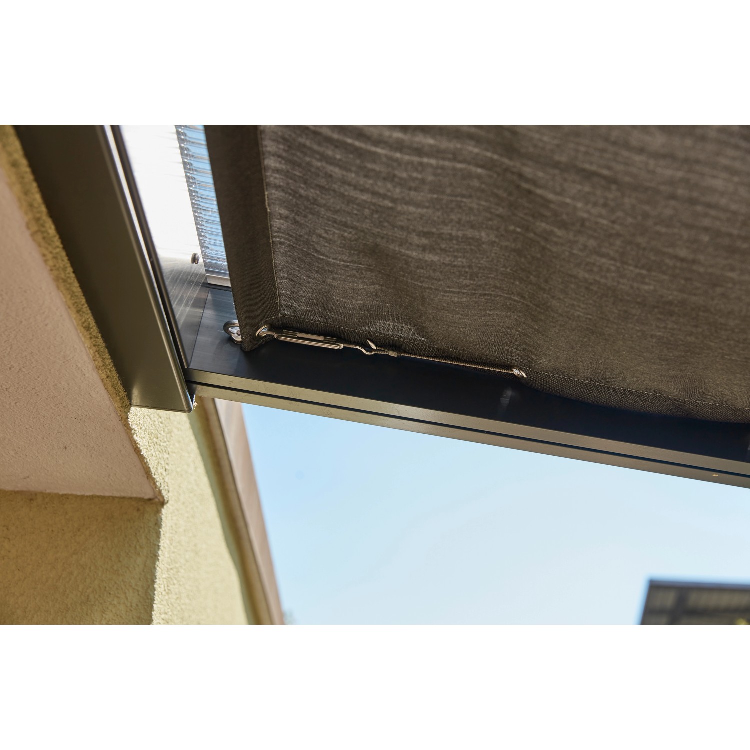 Detailaufnahme der grauen Gutta Seilspannmarkise für Terrassenüberdachung mit Edelstahlkomponente.
