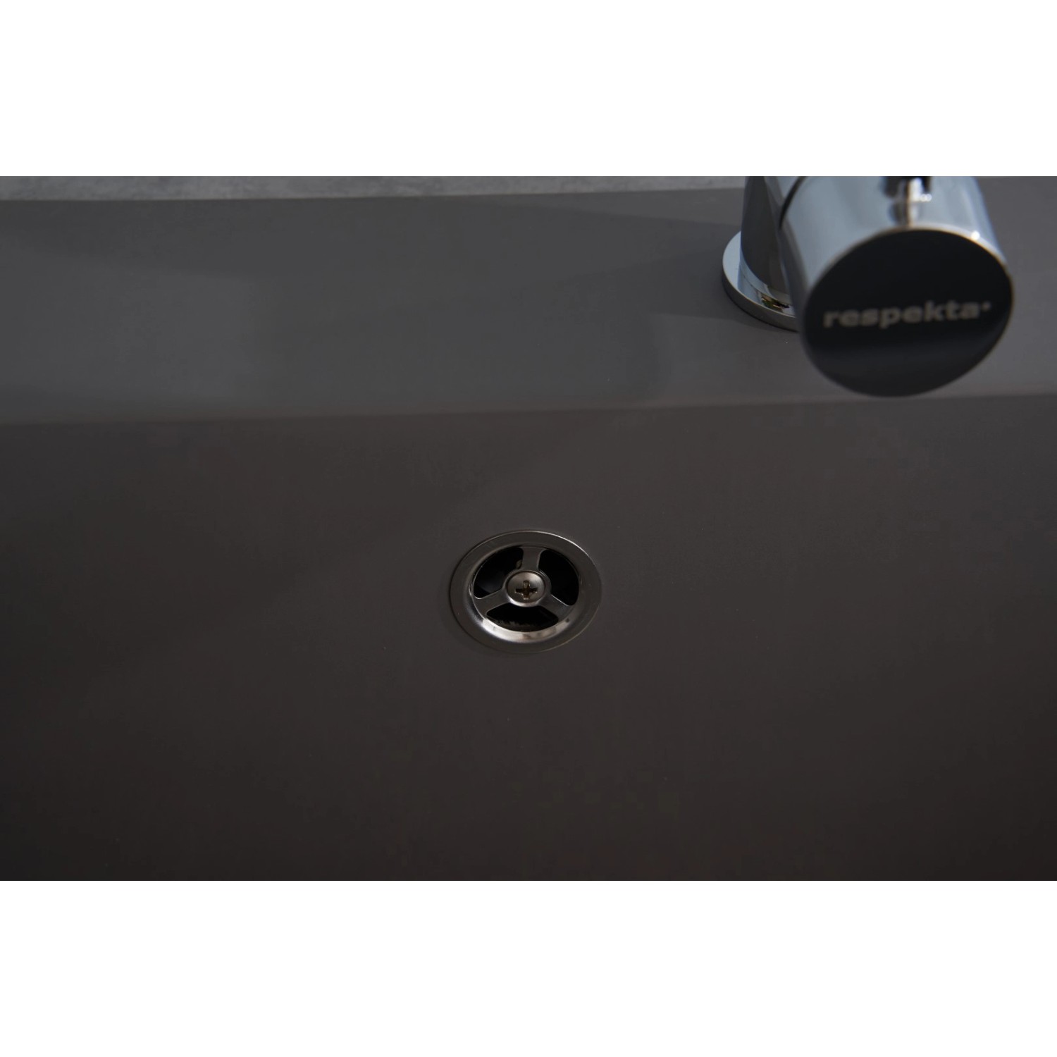 Detailaufnahme: Respekta Einbauspüle Mineralite Ohio, 66 cm, Betongrau, mit Abfluss und Armatur.