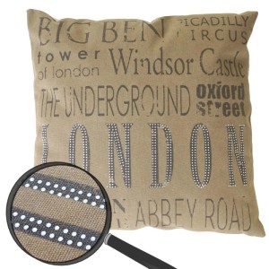 Quadratisches, braunes Deko-Kissen 45x45cm mit London-Motiv, Glitzersteinen im Schriftzug und Städtenamen. Für Sofa & Sitzgelegenheiten.