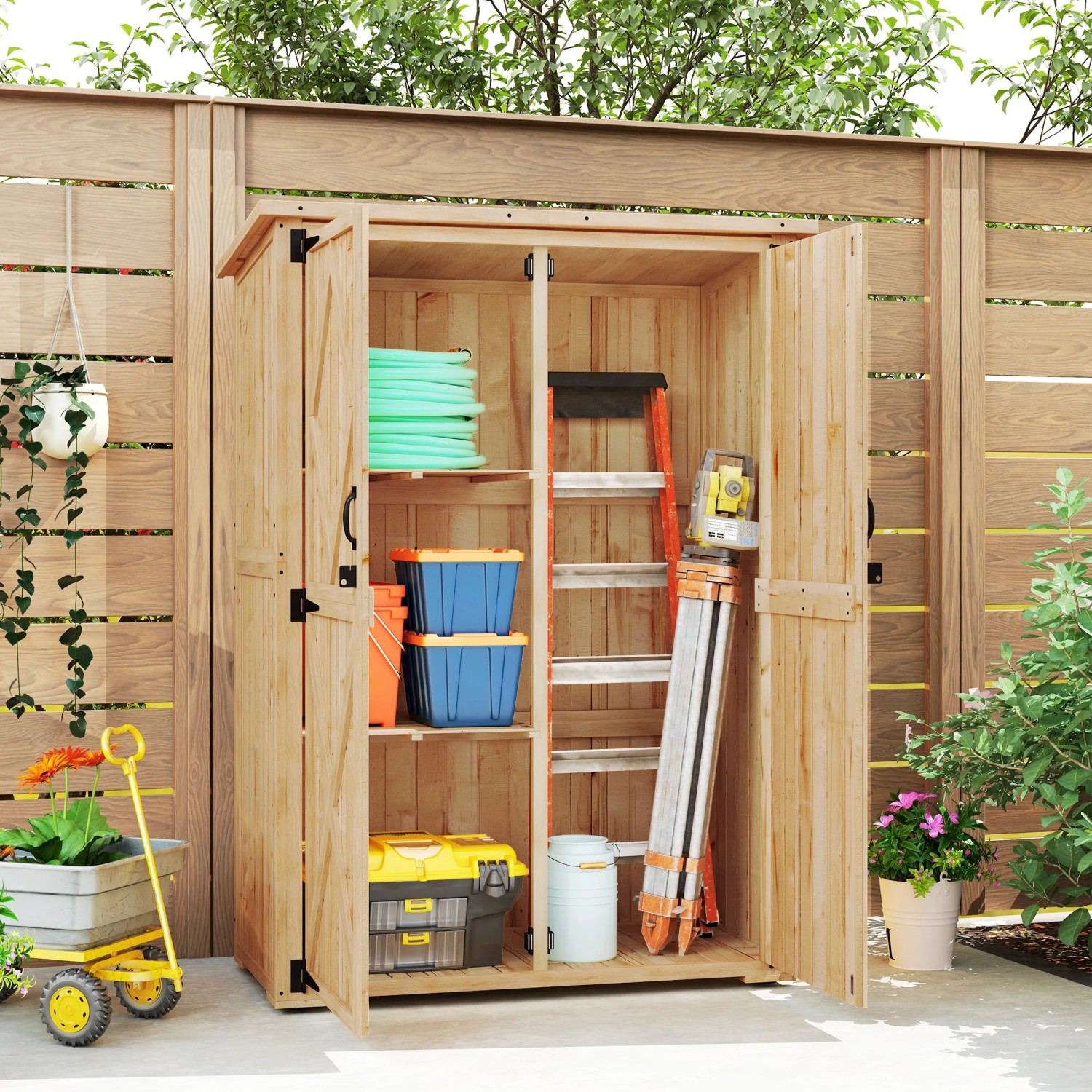 Offener Outsunny Gartenschrank aus Tannenholz mit Werkzeugen und Gartenzubehör.