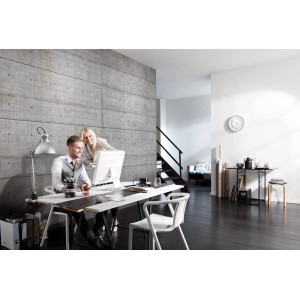 Komar Fototapete Concrete Blocks im modernen Wohnraum mit Paar am Schreibtisch.