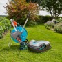 Gardena smart Sileno life Mähroboter Set mit Schlauchwagen auf Rasen im Garten.