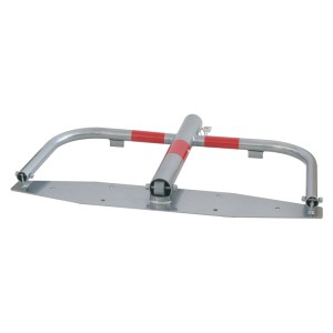 Umlegbare Parkplatzsperre aus feuerverzinktem Stahl mit Profilzylinder und roten Reflektorstreifen.