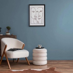 Wohnraum mit Tadessi Wandfarbe Creme Eierschale, matter Farbton an der Wand.