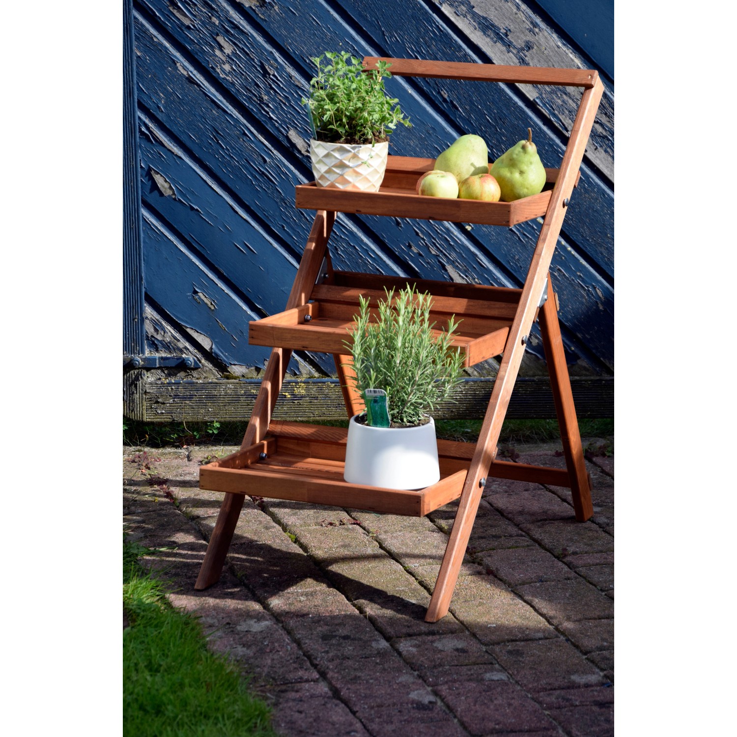 Klappbare, braune Dobar Blumentreppe aus FSC®-zertifiziertem Holz mit drei Ablageflächen.