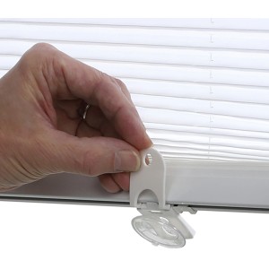 Montage des weißen Gardinia Dachfenster-Plissees mit Saugnäpfen am Fenster.