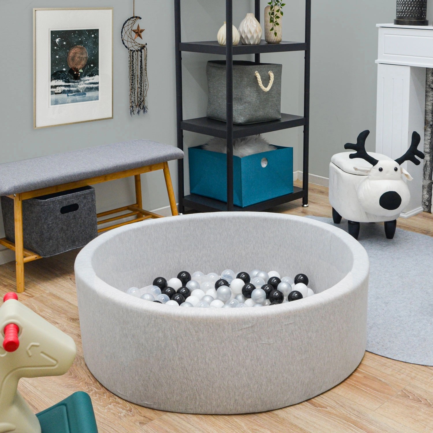 Bällebad mit LittleTom Bälle Ø 5.5cm in Schwarz, Grau, Weiß und Transparent. 200 Stück.