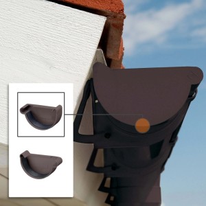 Dunkelbrauner, halbrunder Inefa Rinnenboden links mit Gummidichtlippe, an Dachrinne montiert. Nahaufnahme des PVC-Steckbodens.