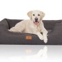 Graues Knuffelwuff Hundebett Lotte Velours XL (105x75cm) mit liegendem Hund.