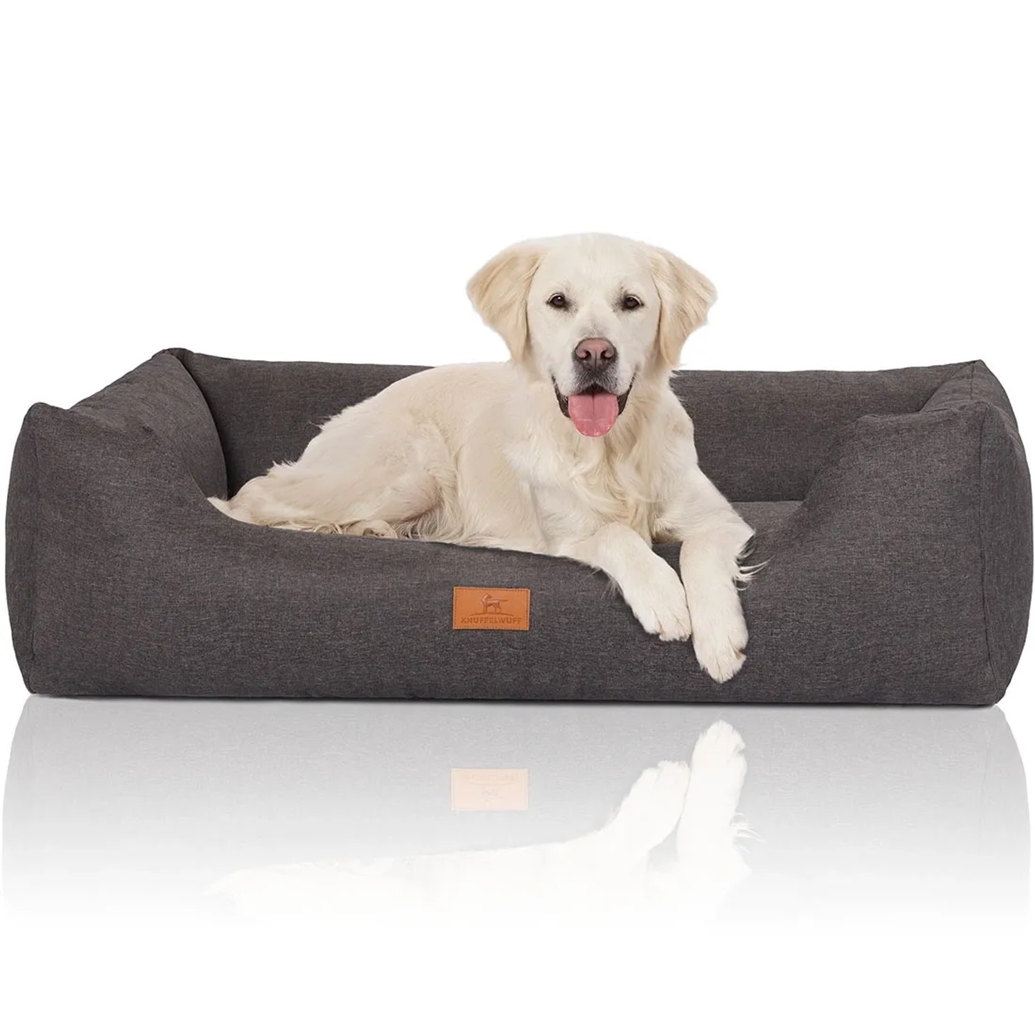Graues Knuffelwuff Hundebett Lotte Velours XL (105x75cm) mit liegendem Hund.