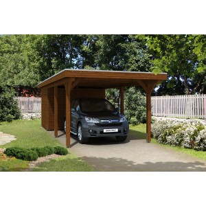 Skan Holz Carport Spessart mit Abstellraum, Nussbaum, mit geparktem Auto.