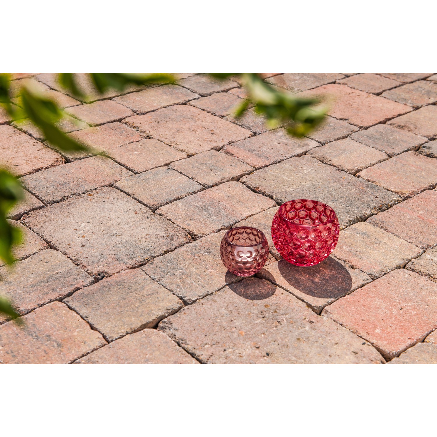 Diephaus Pflastersteine Collo Herbstlaub, 21x14x7 cm, mit zwei Windlichtern auf der Fläche.