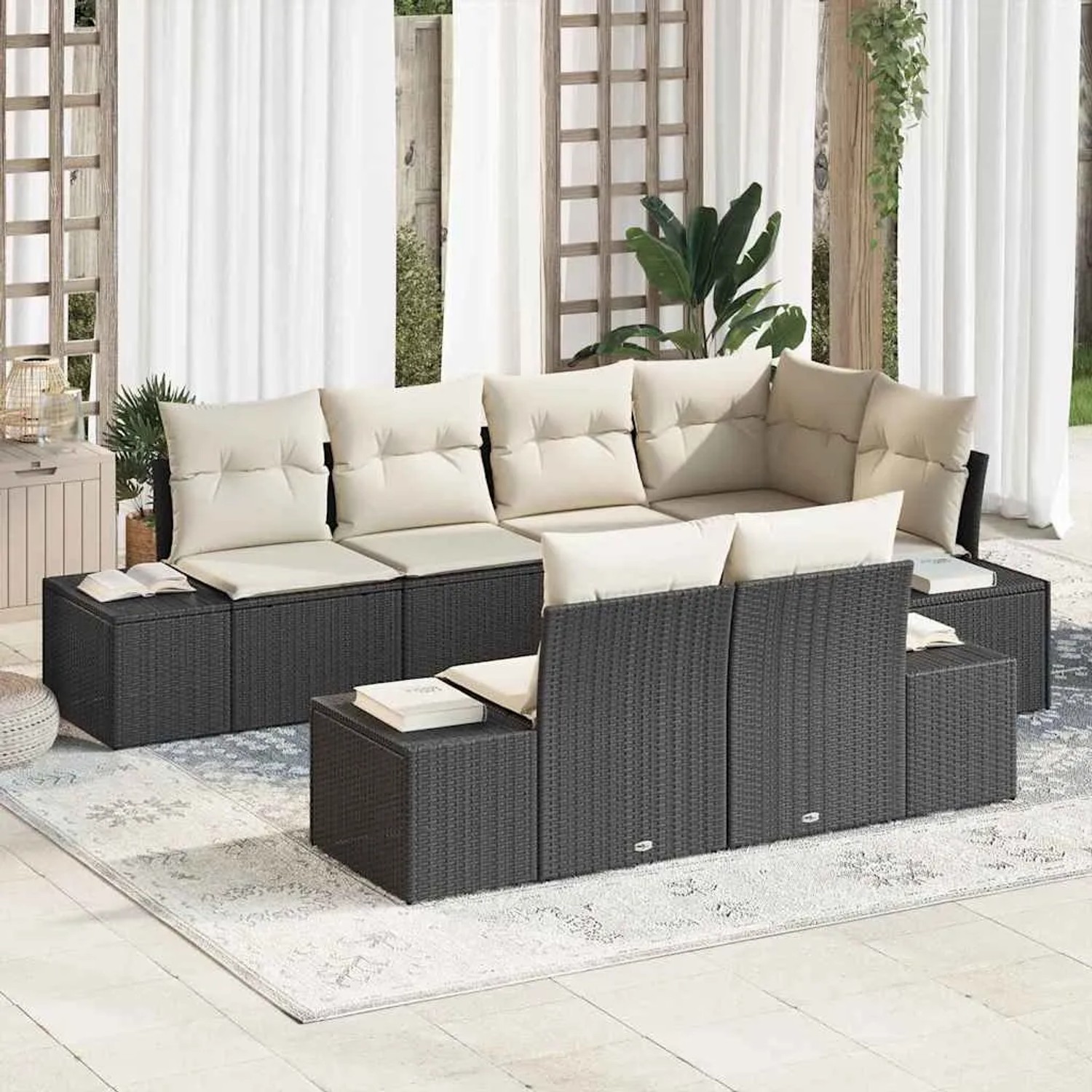 Schwarzes 7-teiliges Garten-Sofa-Set mit creme-farbenen Kissen aus Poly Rattan.