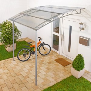 Transparentes CMI Vordach aus Polycarbonat, 173,5x210 cm, mit Stahlhalterung vor einer Haustür.