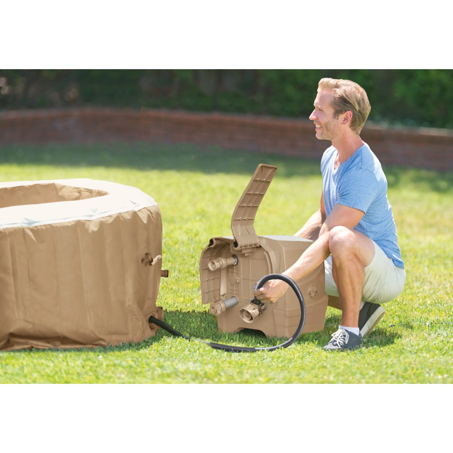 Intex PureSpa aufblasbarer Whirlpool (8 Personen) beim Aufbau mit Filterpumpe im Garten.