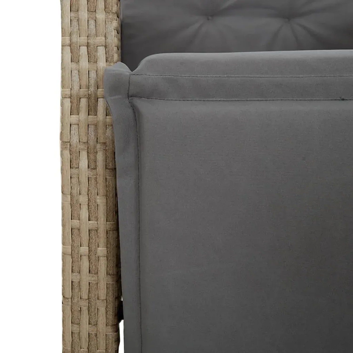 Detailansicht: Beige Poly Rattan Gartenmöbel mit grauem Kissen, Teil der vidaXL 4-Tlg Essgruppe.