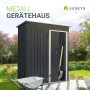 Juskys Metall Gerätehaus S mit Pultdach in Anthrazit, mit Schubkarre und Schaufel vor dem Gartenhaus.