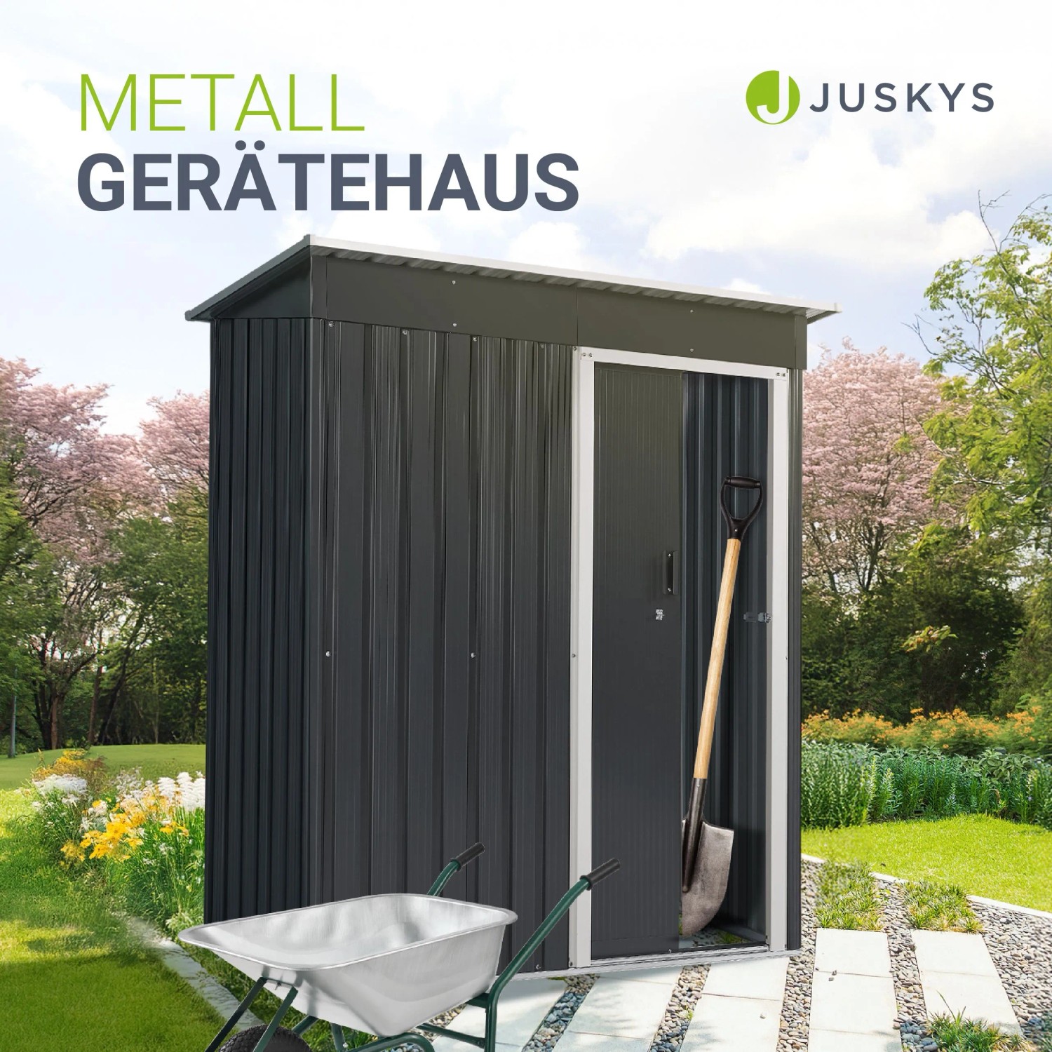Juskys Metall Gerätehaus S mit Pultdach in Anthrazit, mit Schubkarre und Schaufel vor dem Gartenhaus.