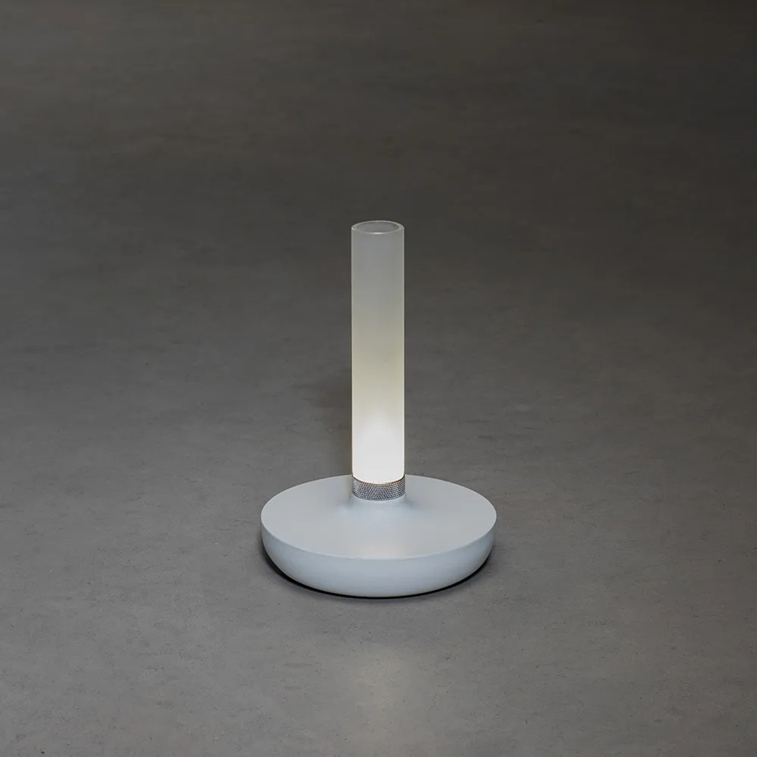 Weiße Konstsmide LED Akku-Vase Biarritz, ø 13,5 cm, Höhe 20,5 cm. Dekoleuchte für Innen und Außen.