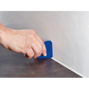 Anwendung des LUX Fugenglätter Comfort (4 Stück) zum Glätten einer Silikonfuge.