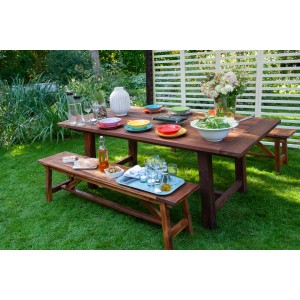 Gartenmöbel-Set aus Holz mit Bondex Teak-Öl behandelt, mit Speisen und Getränken dekoriert.