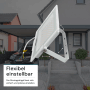 Flexibel einstellbarer, weißer LUXULA LED-Außenstrahler mit verstellbarem Haltebügel vor Hauswand.