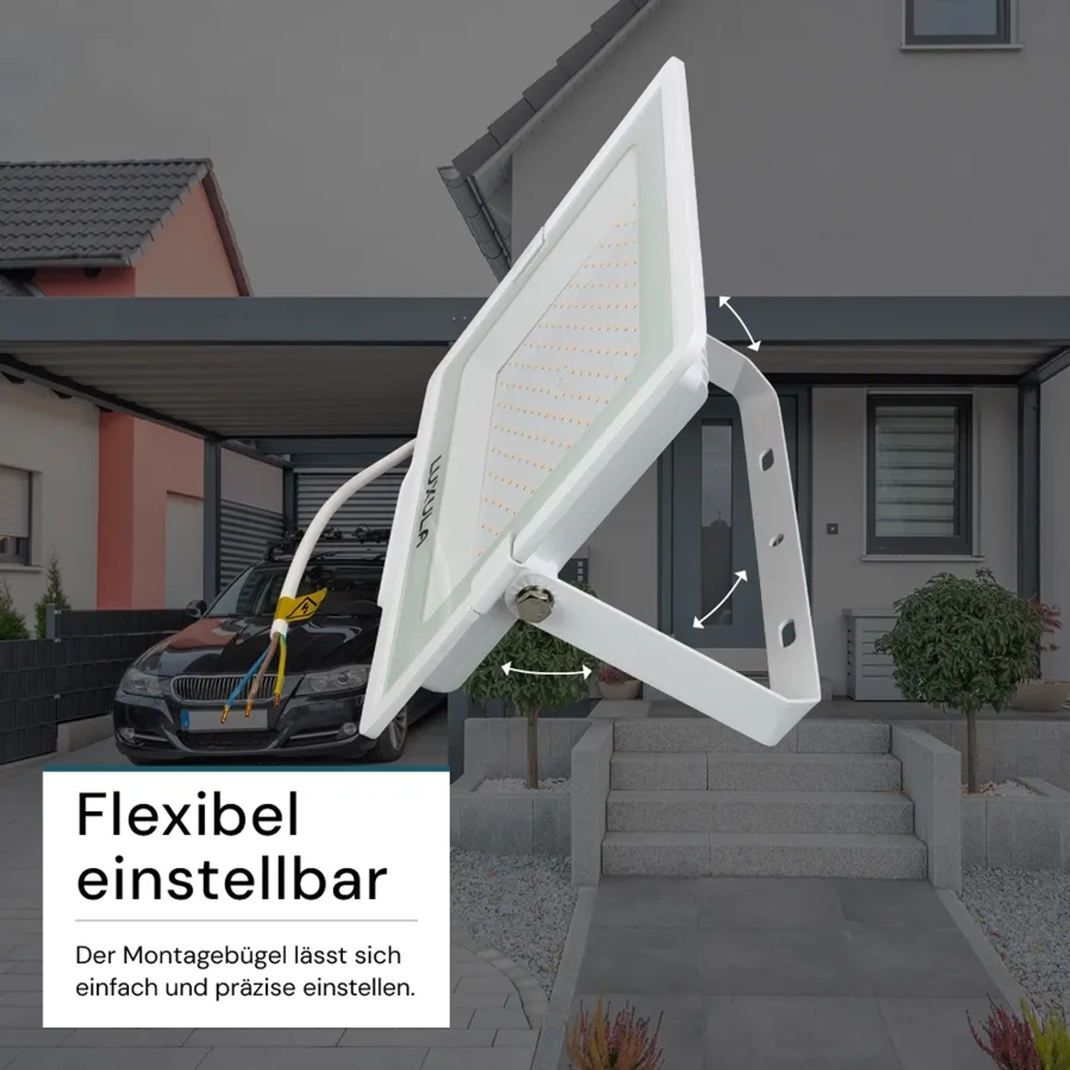 Flexibel einstellbarer, weißer LUXULA LED-Außenstrahler mit verstellbarem Haltebügel vor Hauswand.