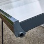 Detailaufnahme: Gutta Terrassenüberdachung Bausatz in Anthrazit mit Regenrinne und Polycarbonatplatten.