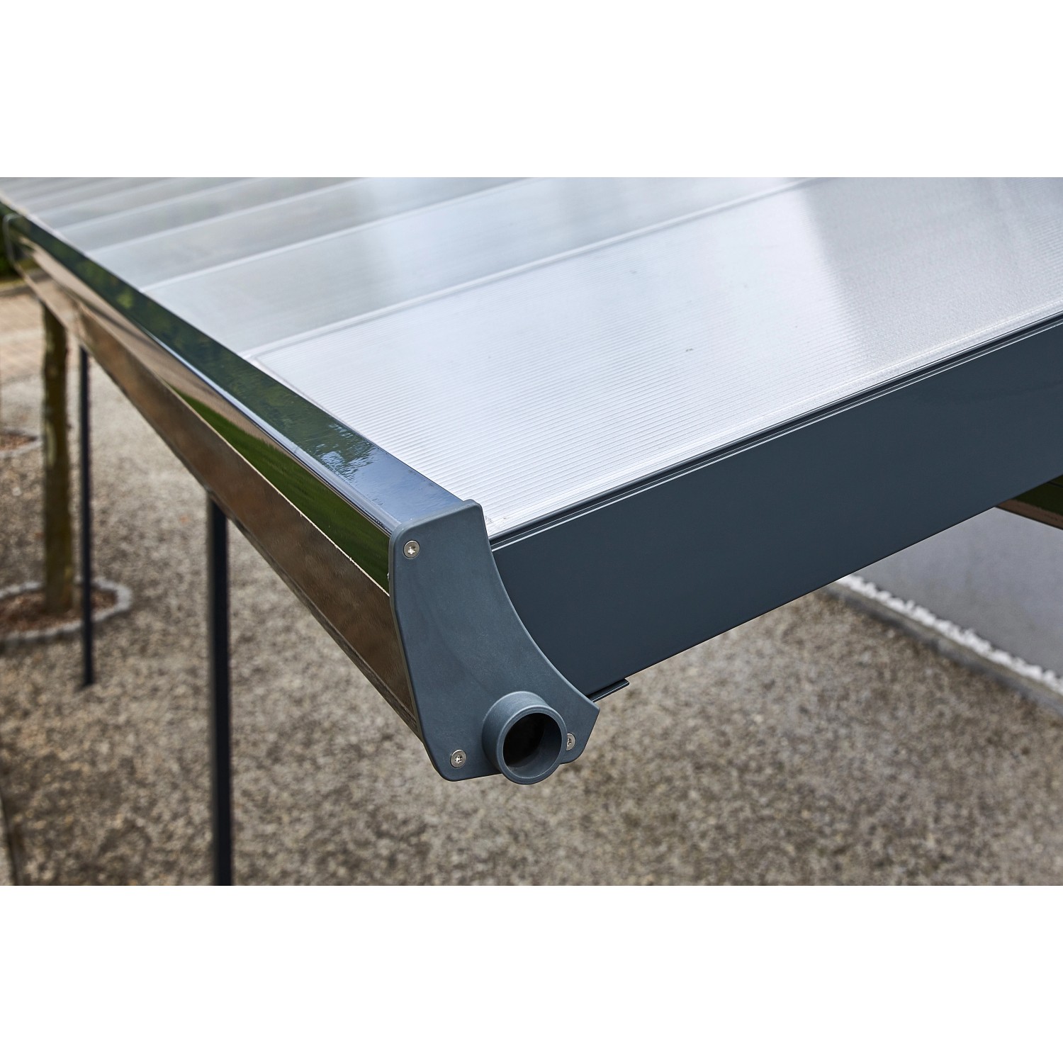 Detailaufnahme: Gutta Terrassenüberdachung Bausatz in Anthrazit mit Regenrinne und Polycarbonatplatten.