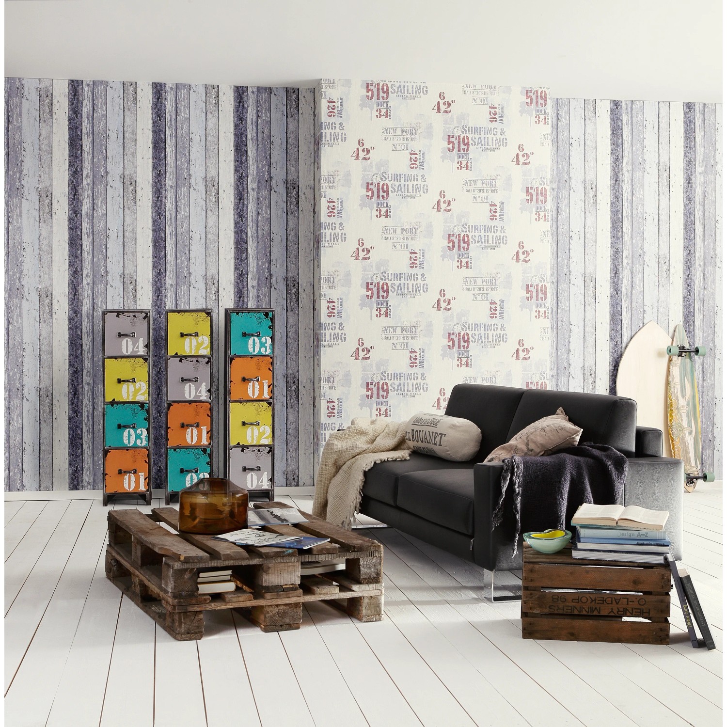 Maritimes Wohnzimmer mit blauer Vliestapete Surfing & Sailing Holz mit Segelboot-Motiv.